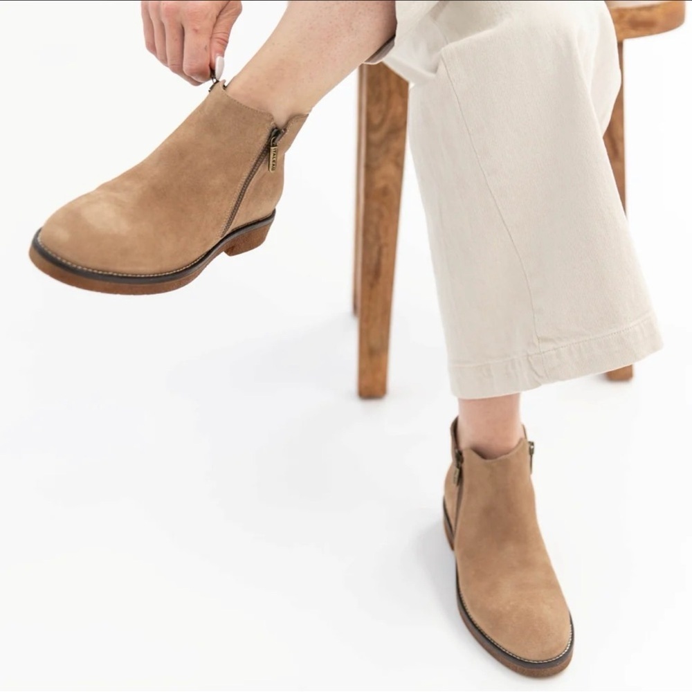 ITALEAU Waterproof Suede Ankle Boots Neutral NWT